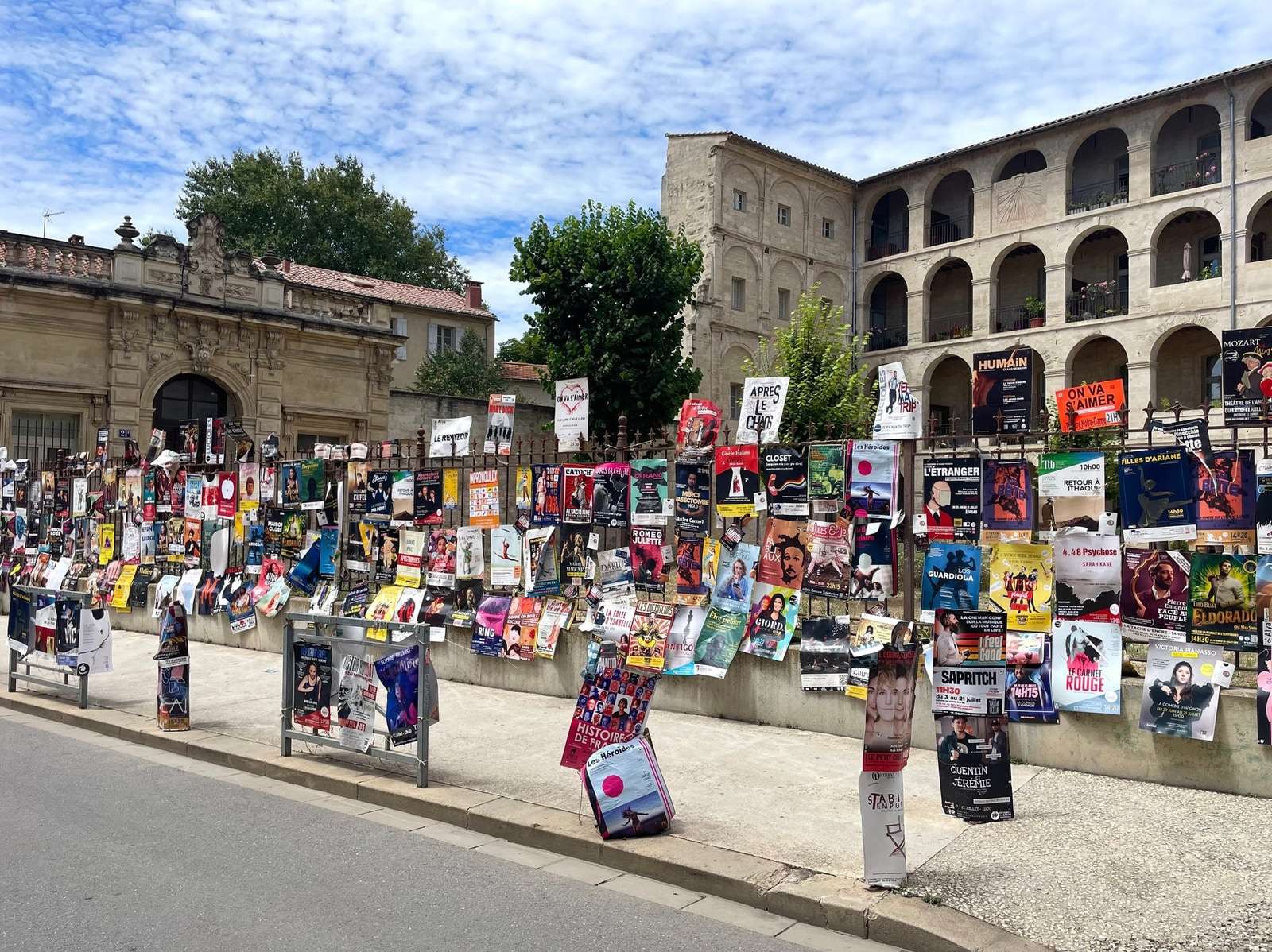 Affiches de spectacles accrochées dans une rue d'Avignon pendant le Festival