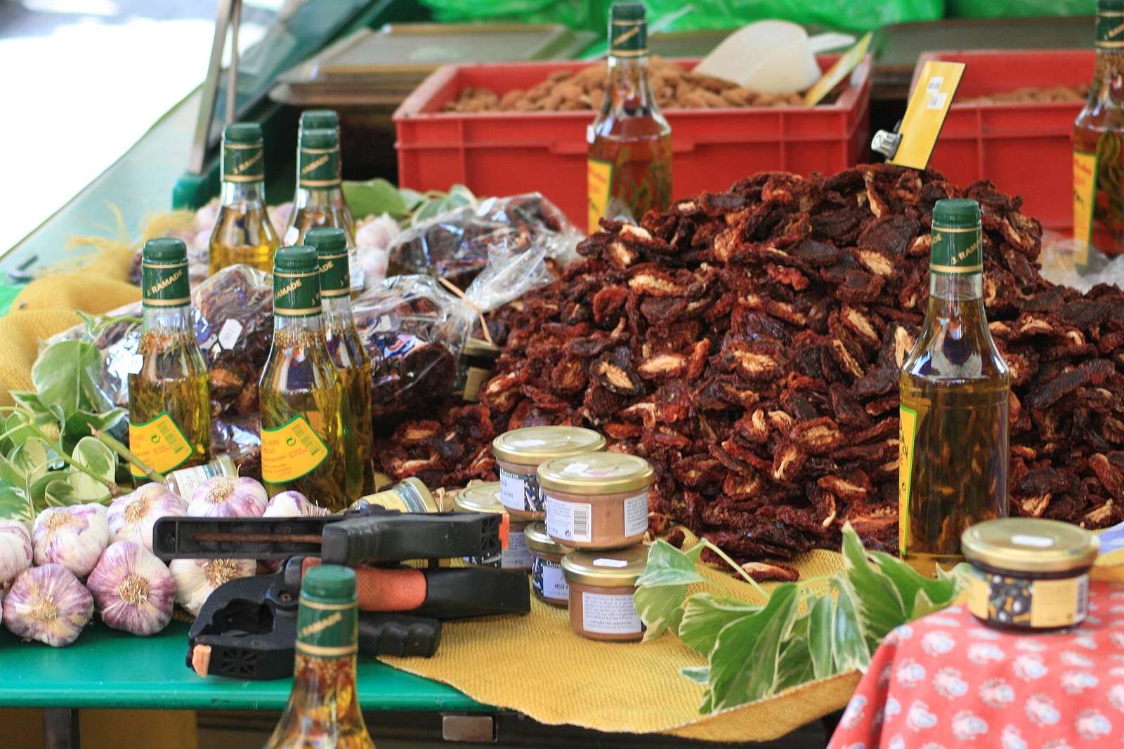 Huile d'olive, ail et produits du terroir sur un étal du marché d'Orange